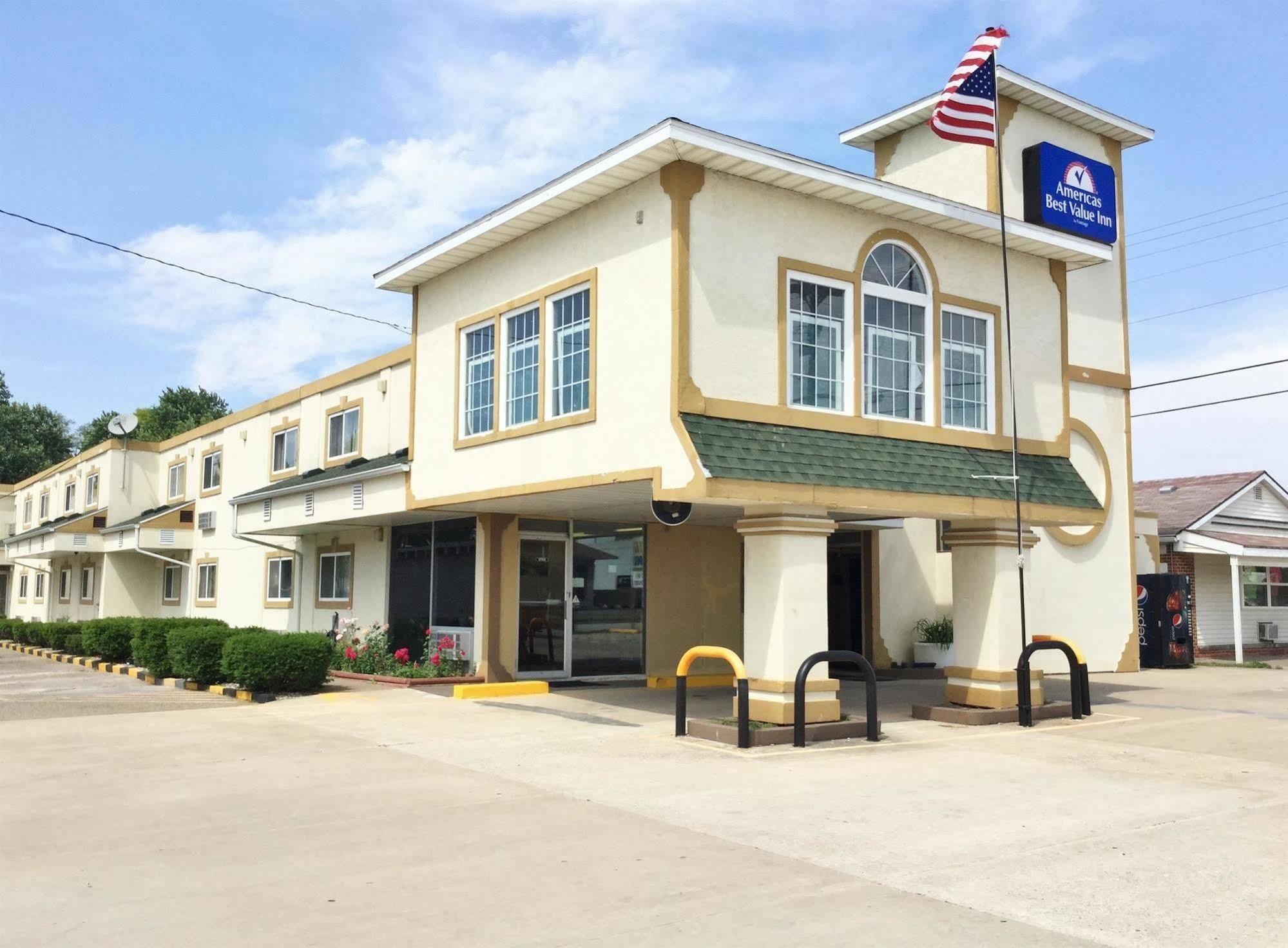 Americas Best Value Inn Macomb Exterior photo