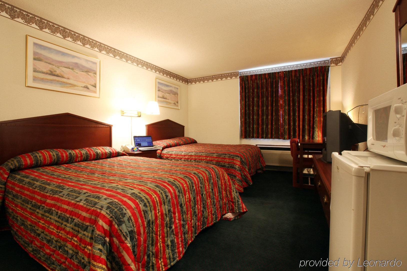 Americas Best Value Inn Macomb Room photo